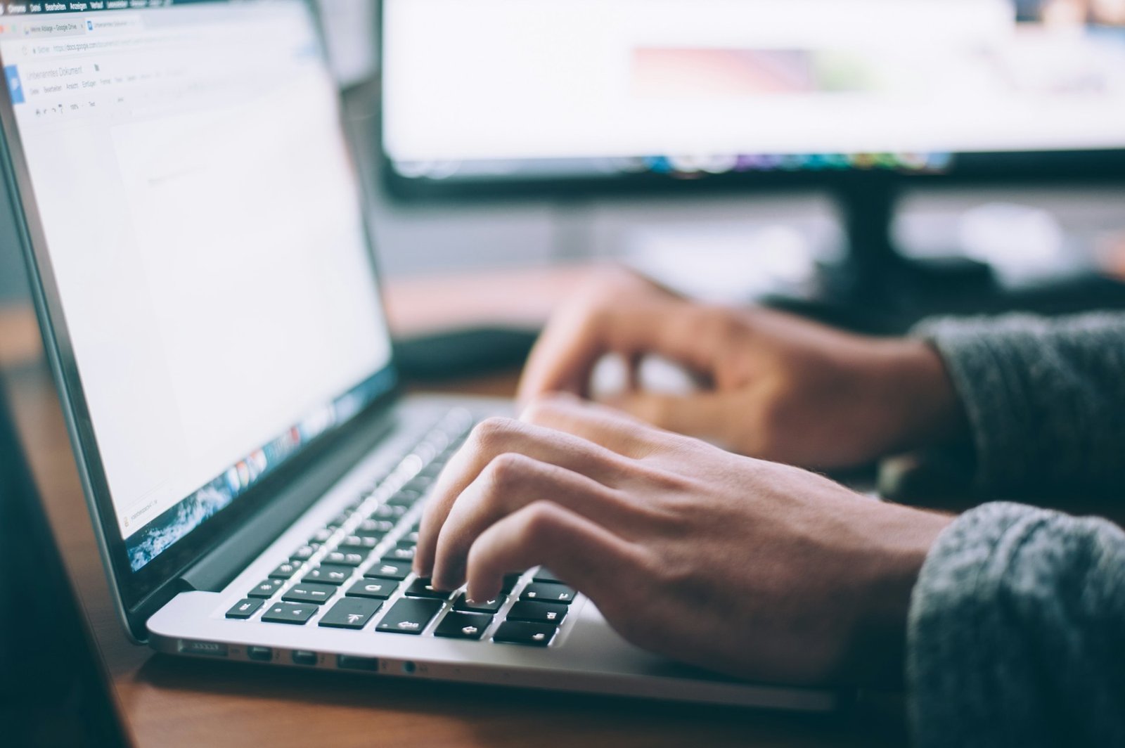 Werken aan een nieuwe website op een laptop