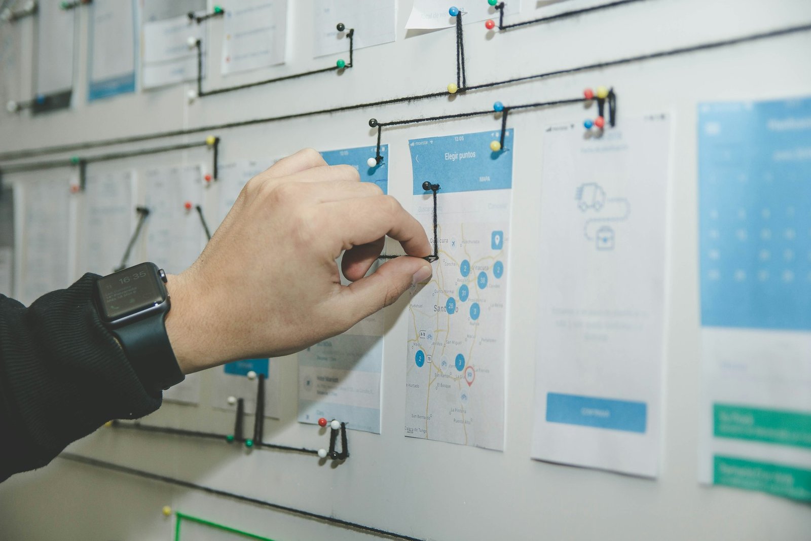 Schetsen van een websiteontwerp op een whiteboard