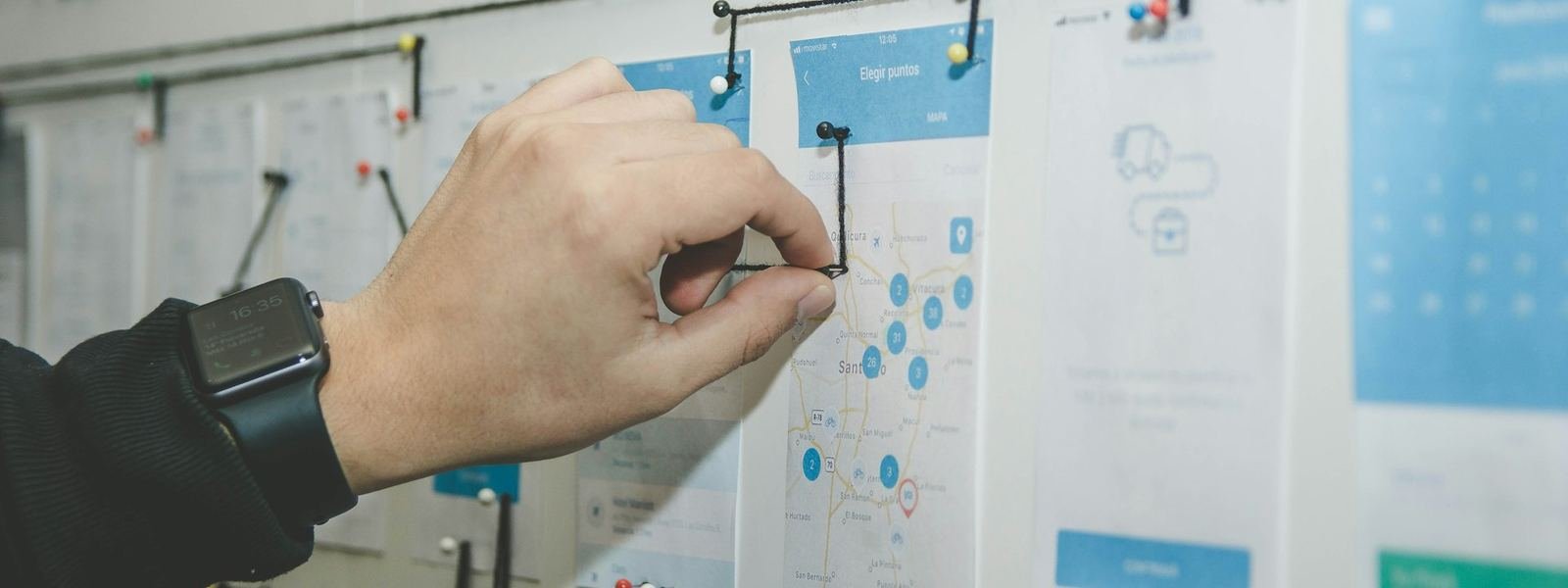Schetsen van een websiteontwerp op een whiteboard