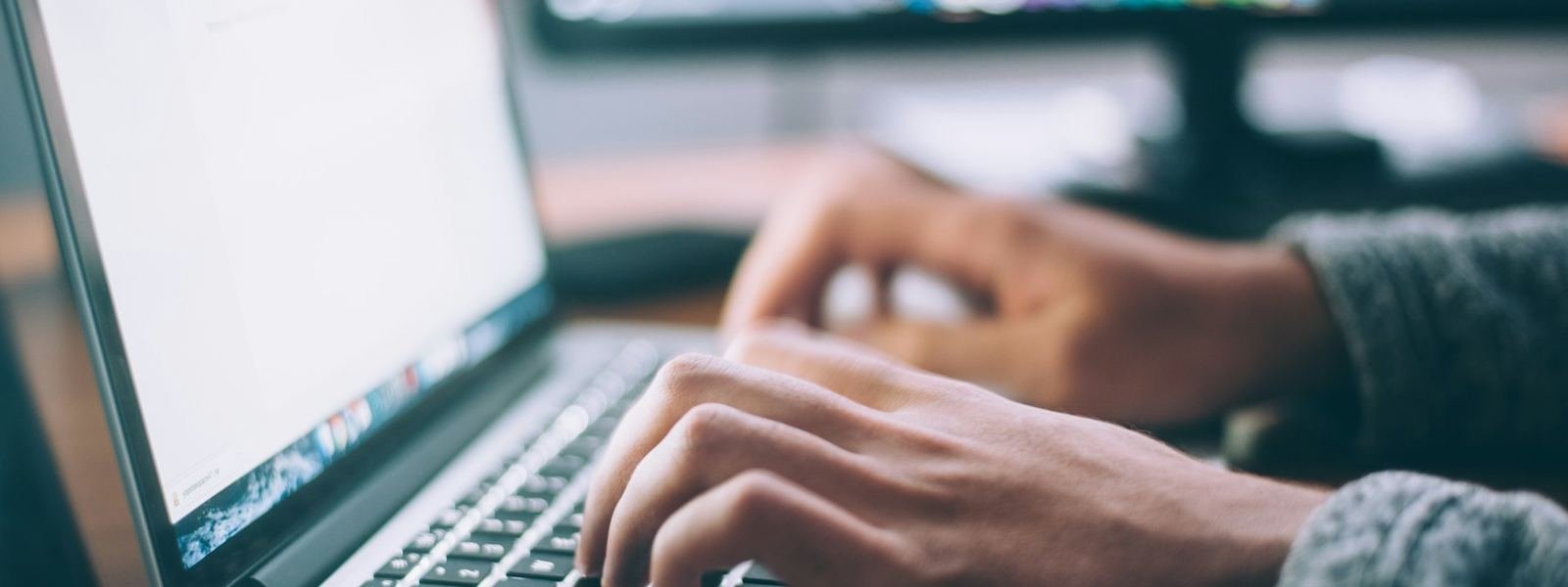 Werken aan een nieuwe website op een laptop