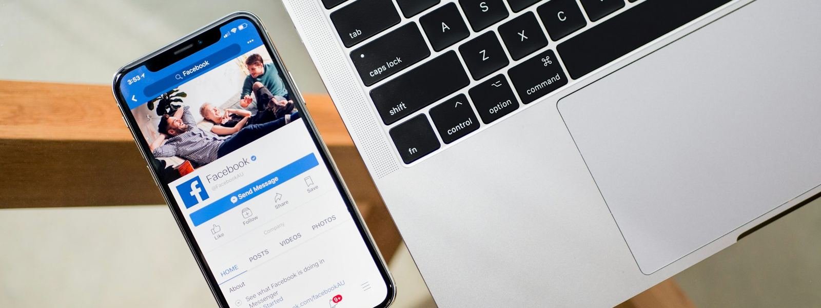 Een website weergegeven op een laptop en telefoon